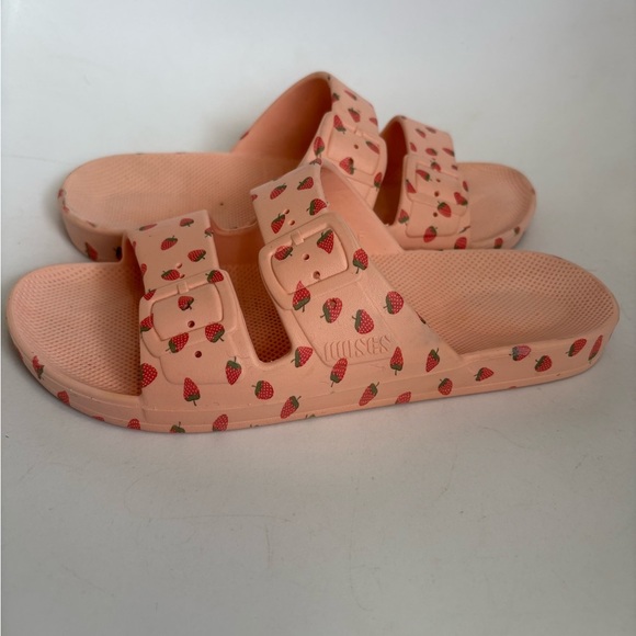 Freedom Moses strawberry milkshake pink slide sandals size 39 US 8 women’s - Picture 2 of 7